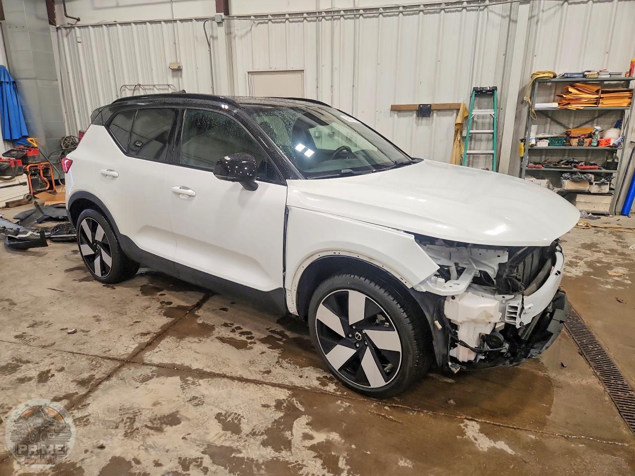 2023 VOLVO XC40 — фото 4