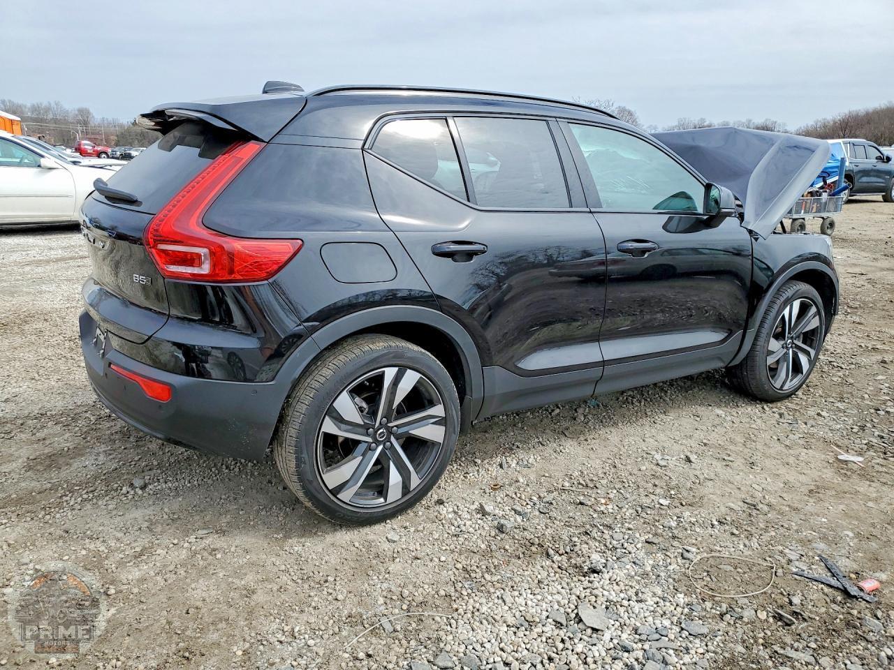 2023 VOLVO XC40 — фото 3