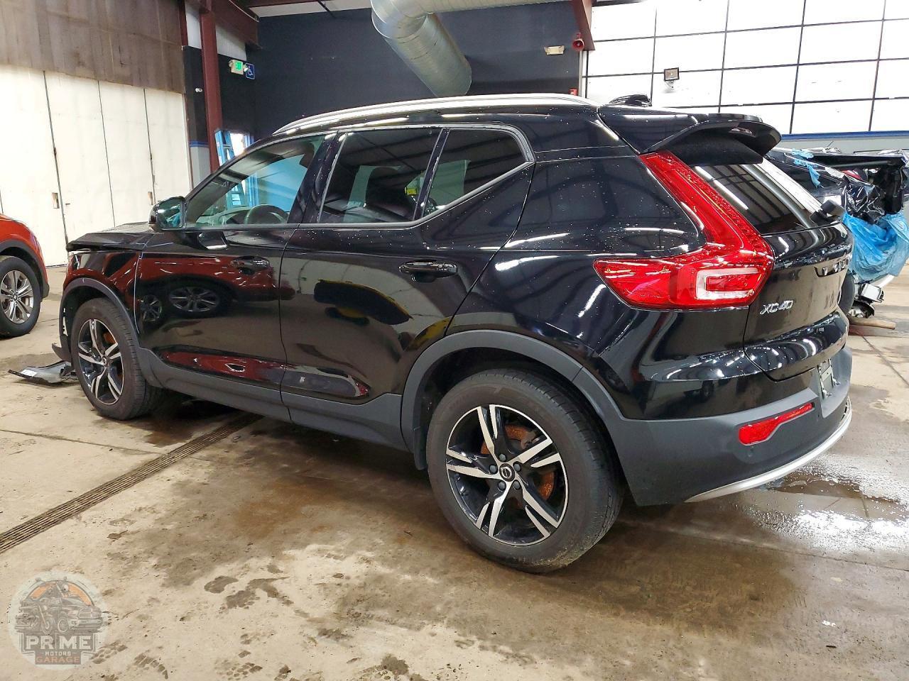 2023 VOLVO XC40 — фото 2