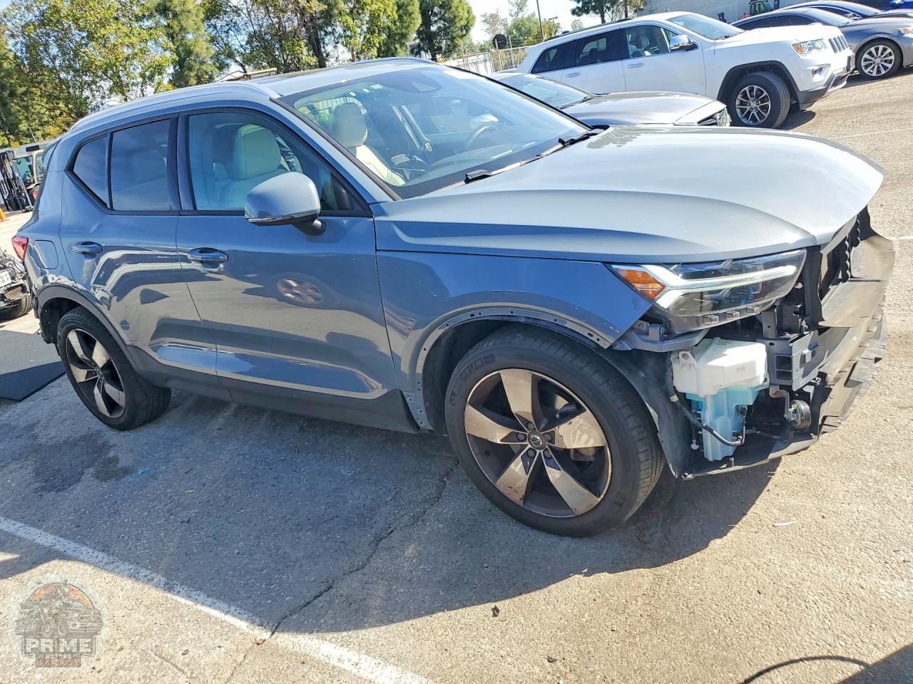 2020 VOLVO XC40 — фото 4