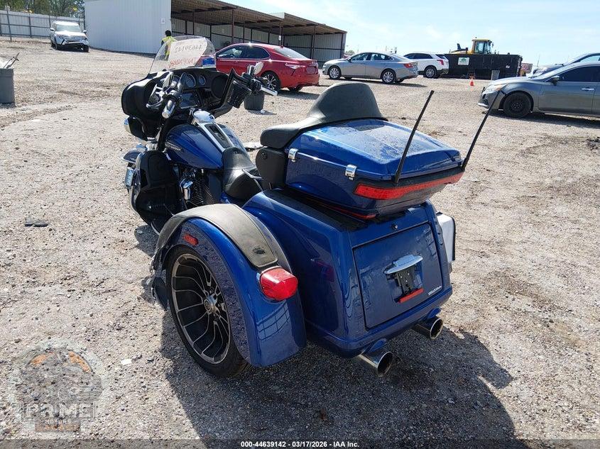 2017 HARLEY-DAVIDSON FLHTCUTG (TRI GLIDE ULTRA CLASSIC) TRI GLIDE ULTRA — фото 3