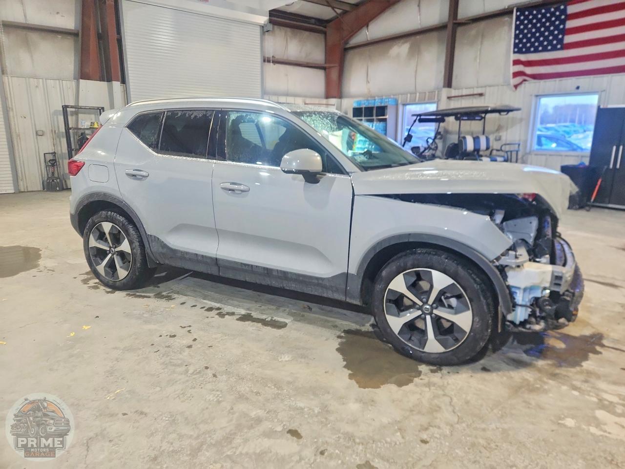 2025 VOLVO XC40 — фото 4