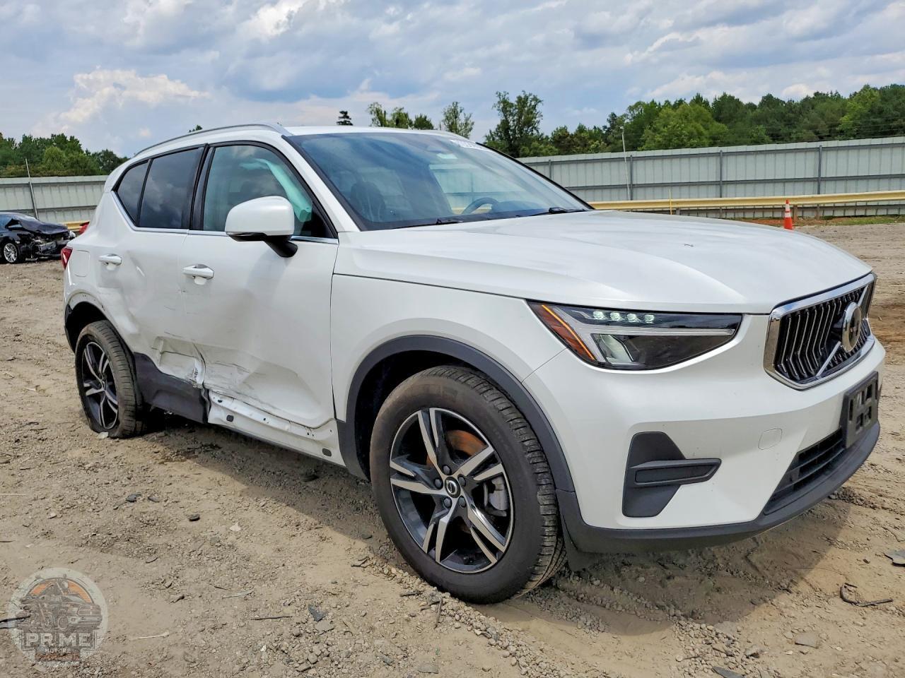 2025 VOLVO XC40 — фото 8