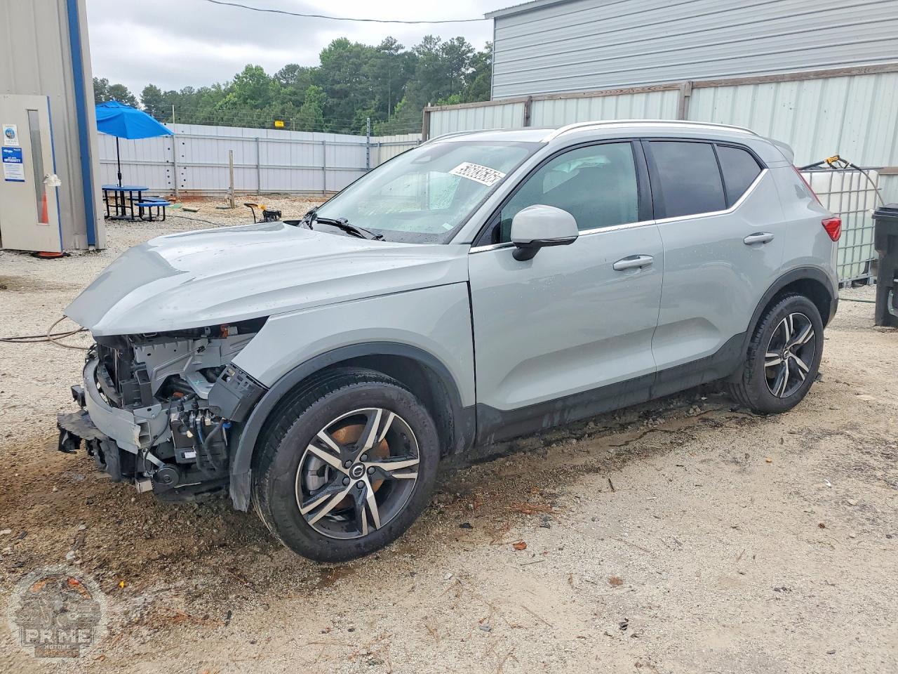 2025 VOLVO XC40 — фото 2