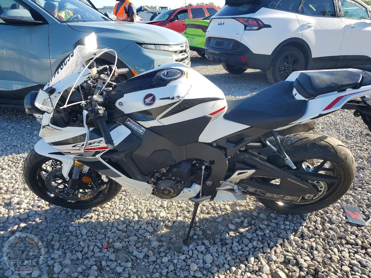 2026 HONDA CBR1000 — фото 3