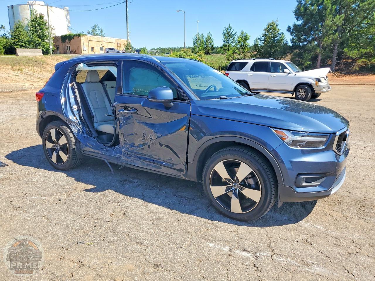 2021 VOLVO XC40 — фото 4