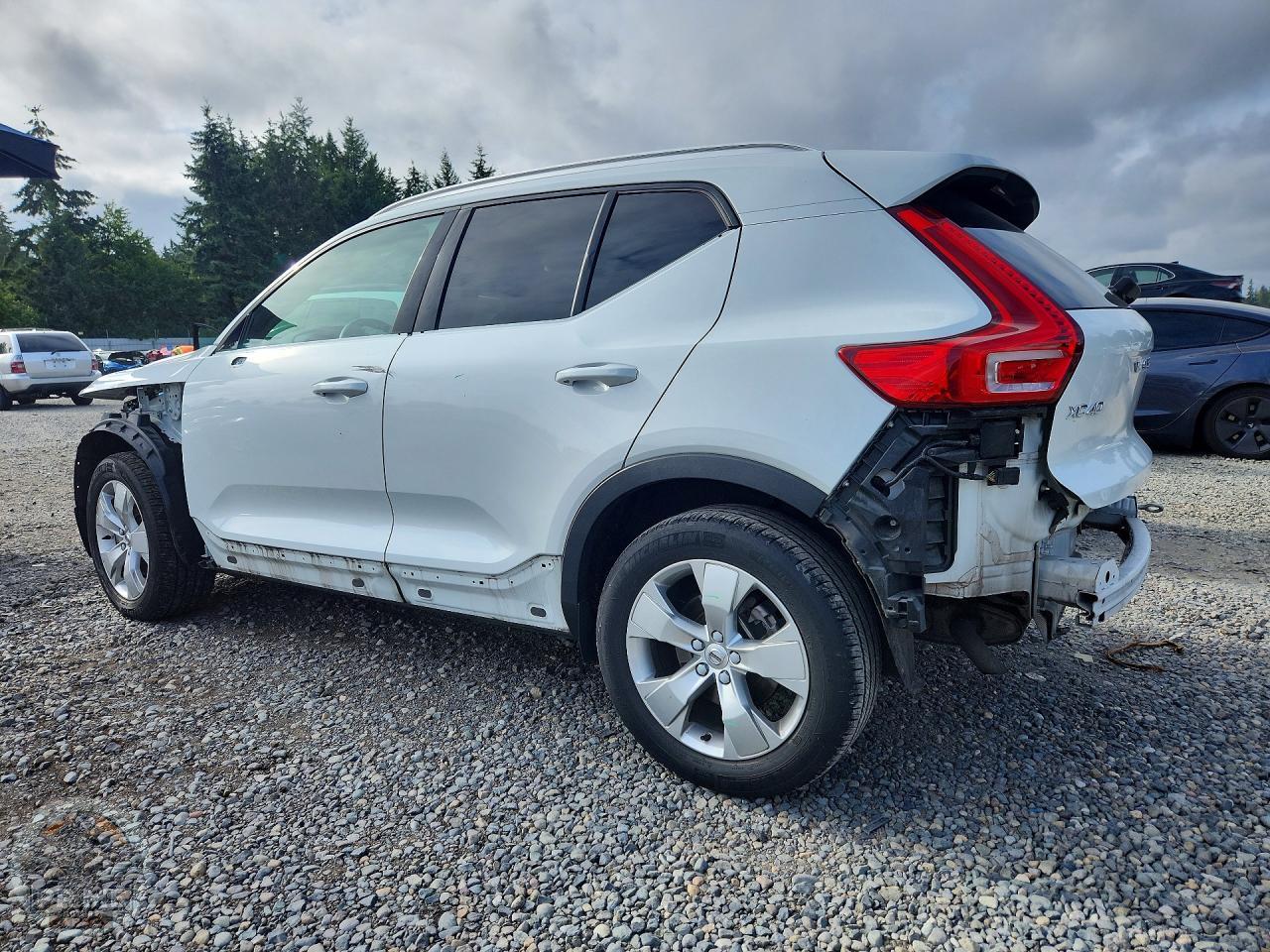 2021 VOLVO XC40 — фото 2