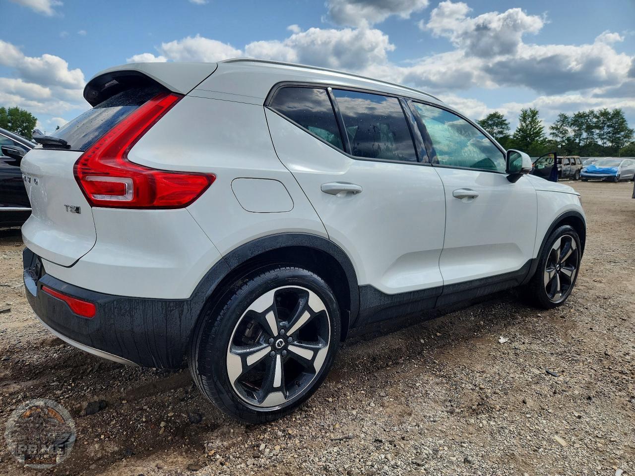 2020 VOLVO XC40 — фото 3