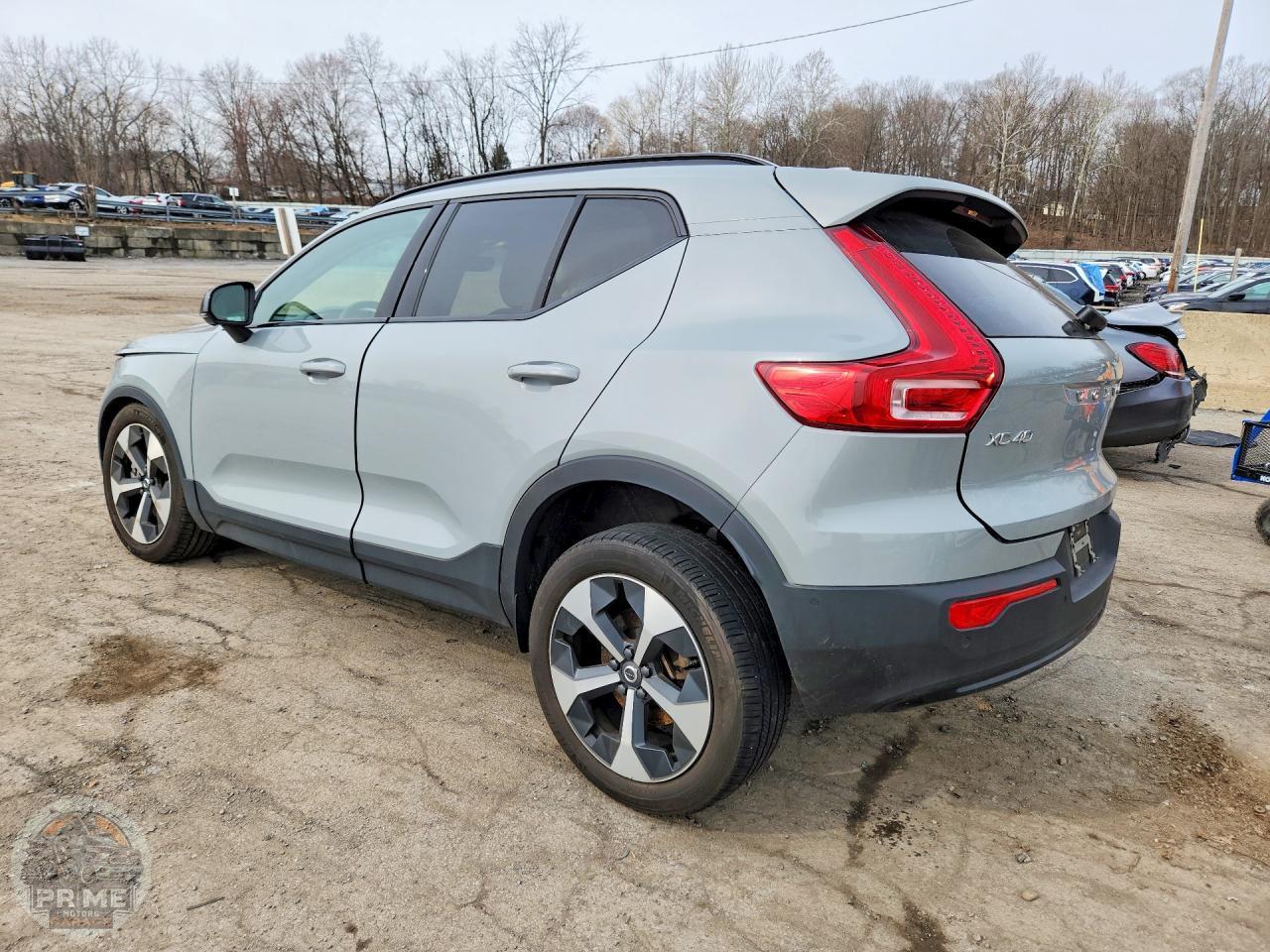2025 VOLVO XC40 — фото 2