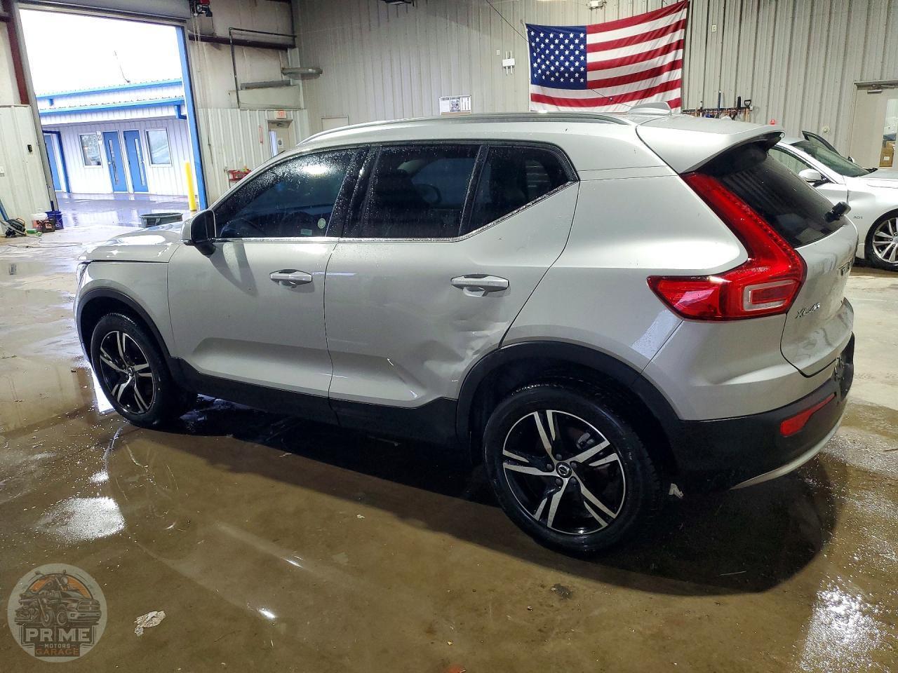 2025 VOLVO XC40 — фото 2