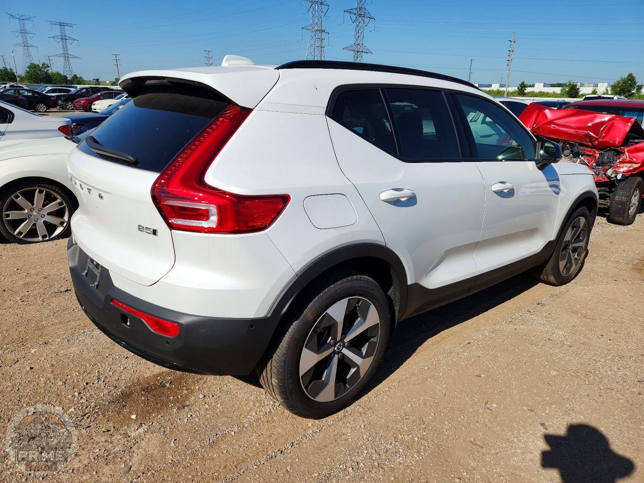 2025 VOLVO XC40 — фото 3