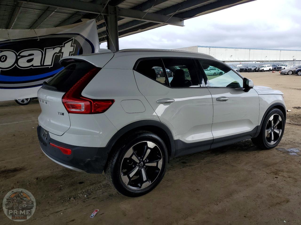 2020 VOLVO XC40 — фото 3