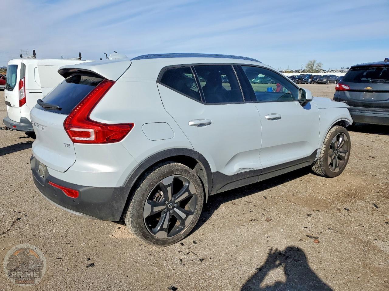 2020 VOLVO XC40 — фото 3