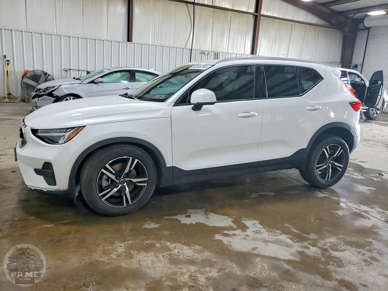 2023 VOLVO XC40 — фото 1
