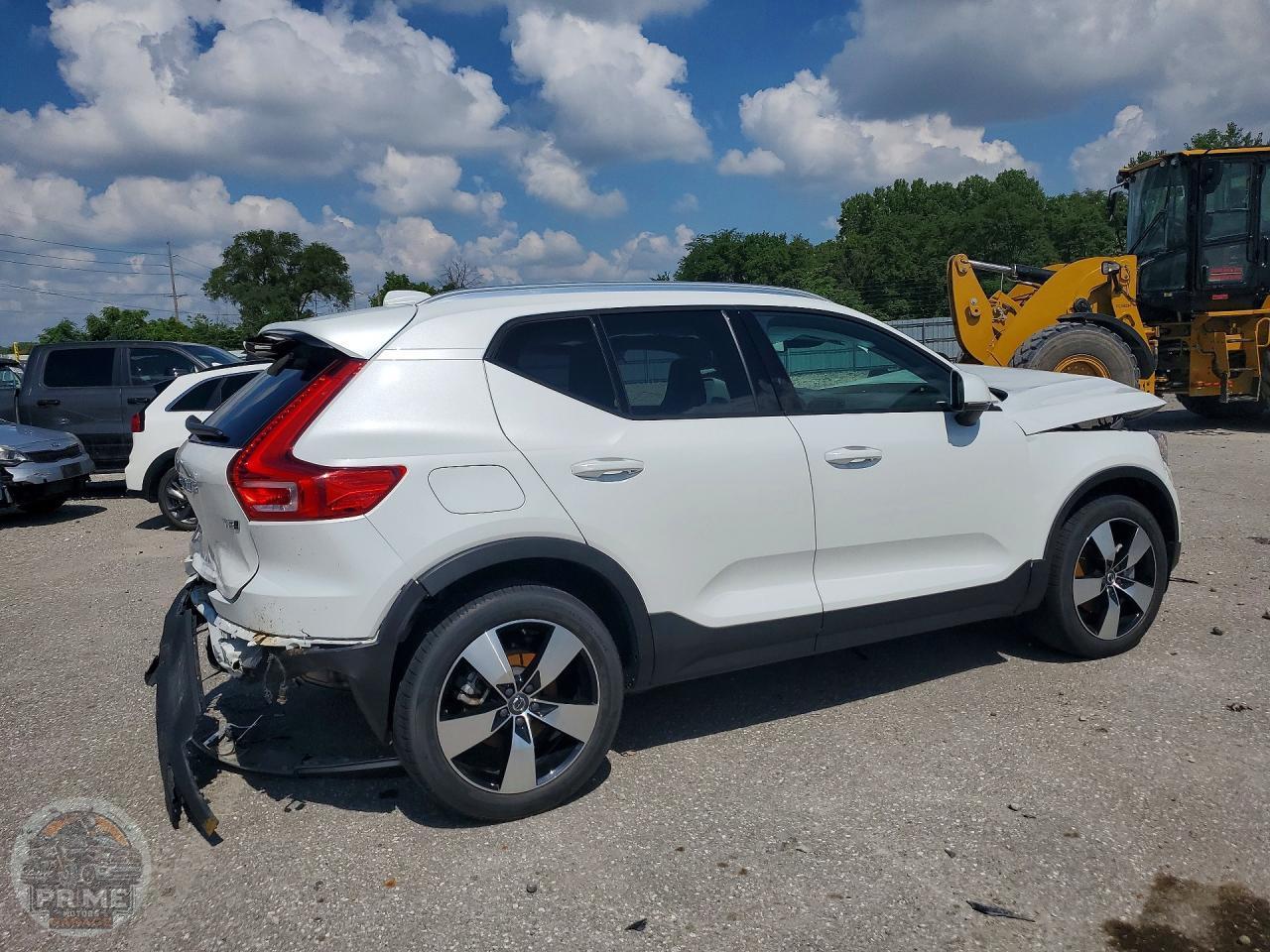 2021 VOLVO XC40 — фото 3