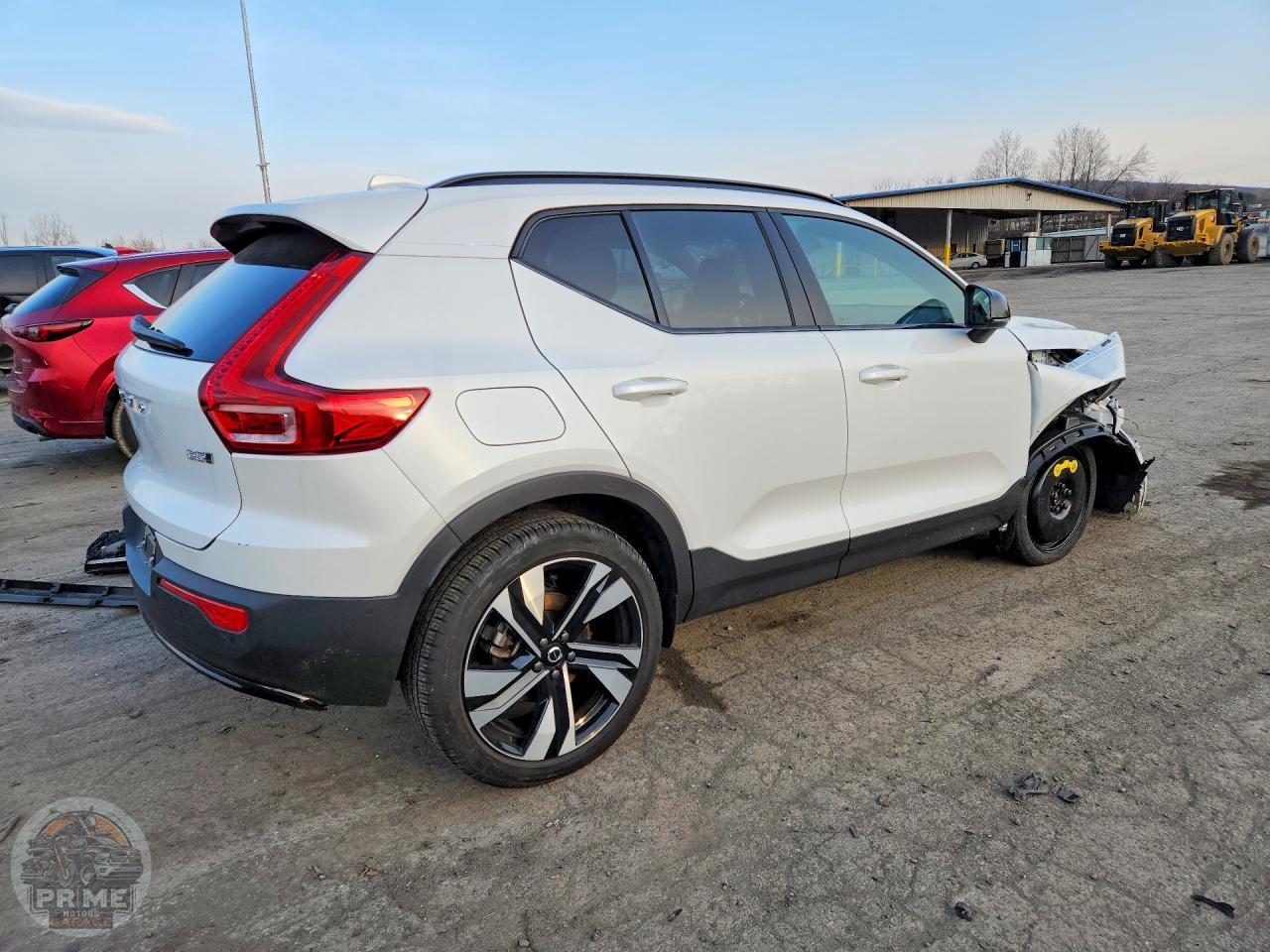 2025 VOLVO XC40 — фото 3