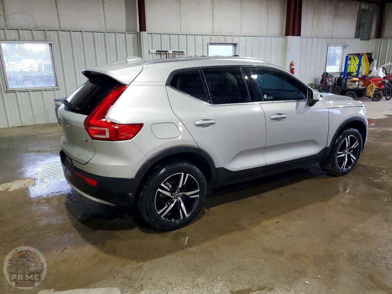 2025 VOLVO XC40 — фото 3