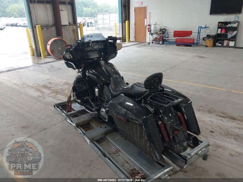 2015 HARLEY-DAVIDSON FLHXSE CVO STREET GLIDE — фото 3