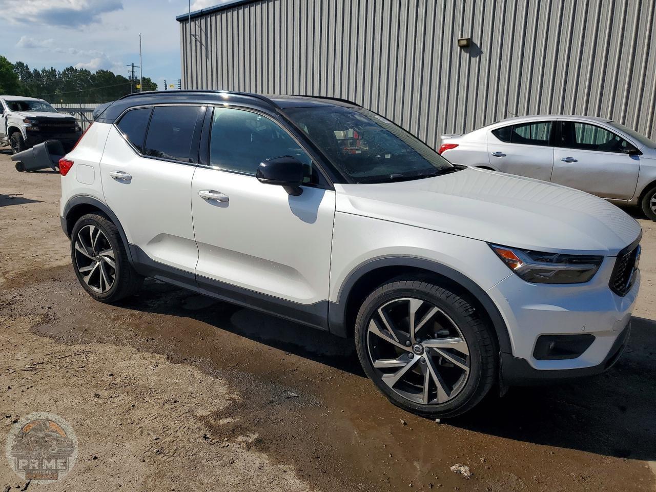 2021 VOLVO XC40 — фото 4