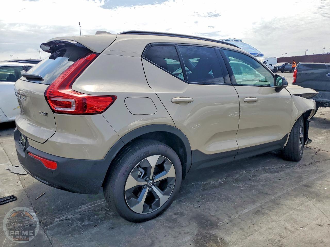 2026 VOLVO XC40 — фото 6