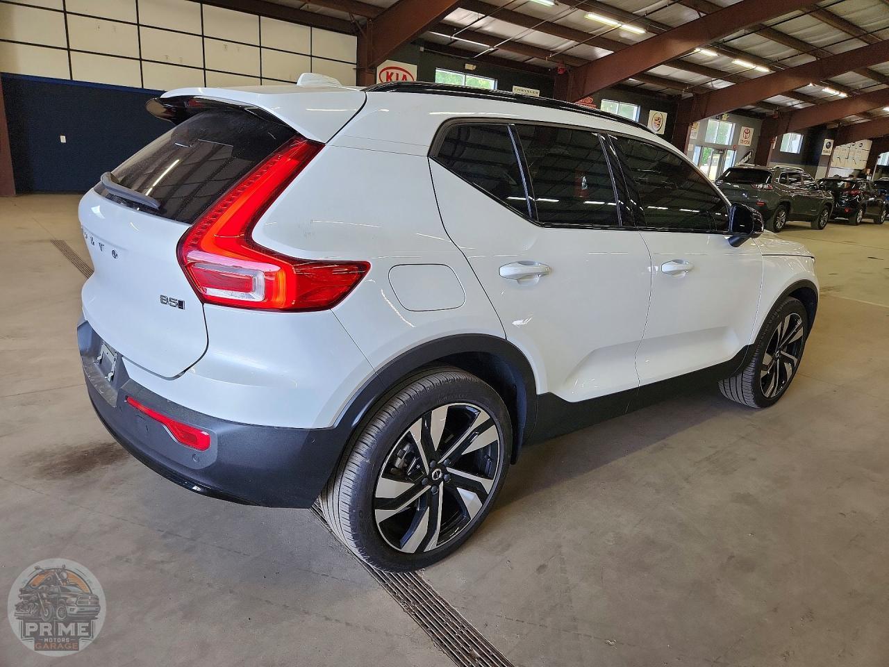 2023 VOLVO XC40 — фото 3