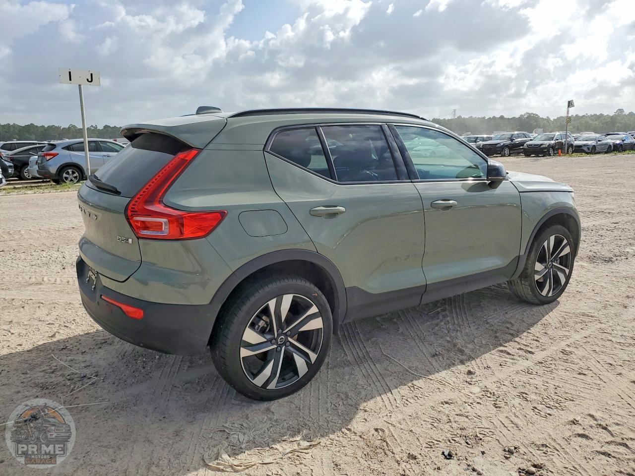 2023 VOLVO XC40 — фото 3