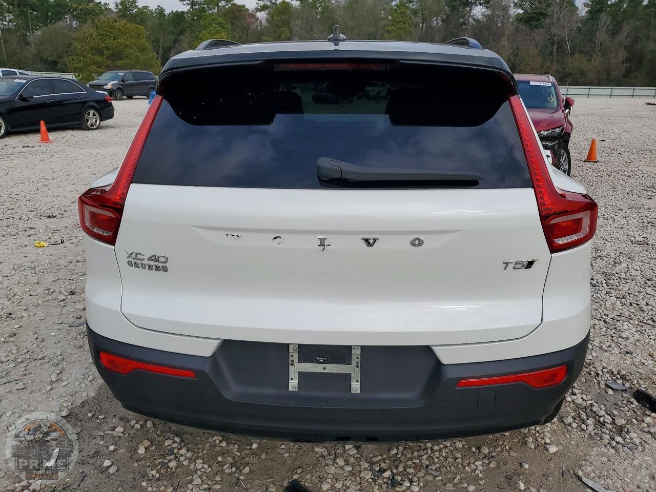 2021 VOLVO XC40 — фото 17