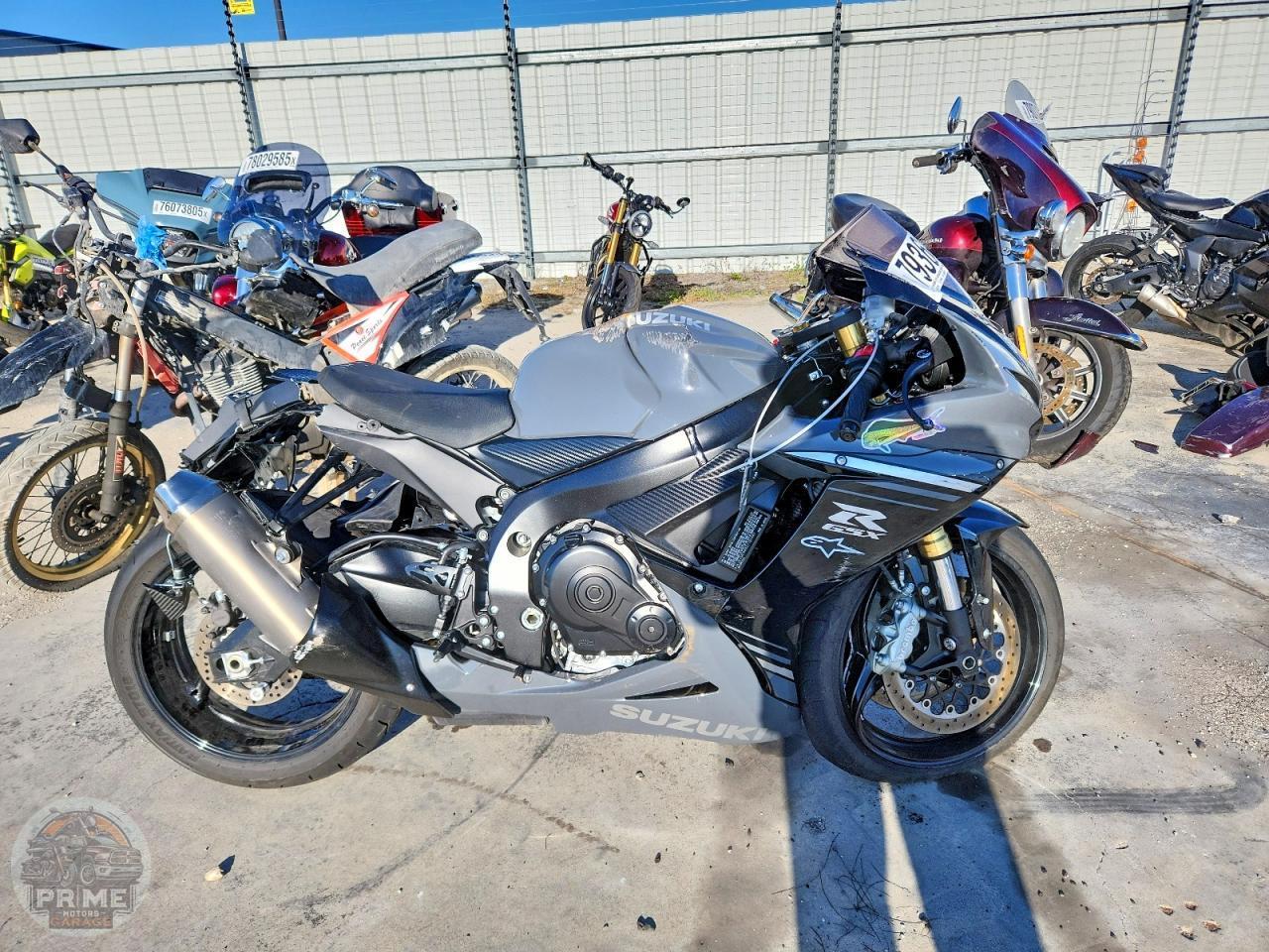 2025 SUZUKI GSX R750 — фото 1