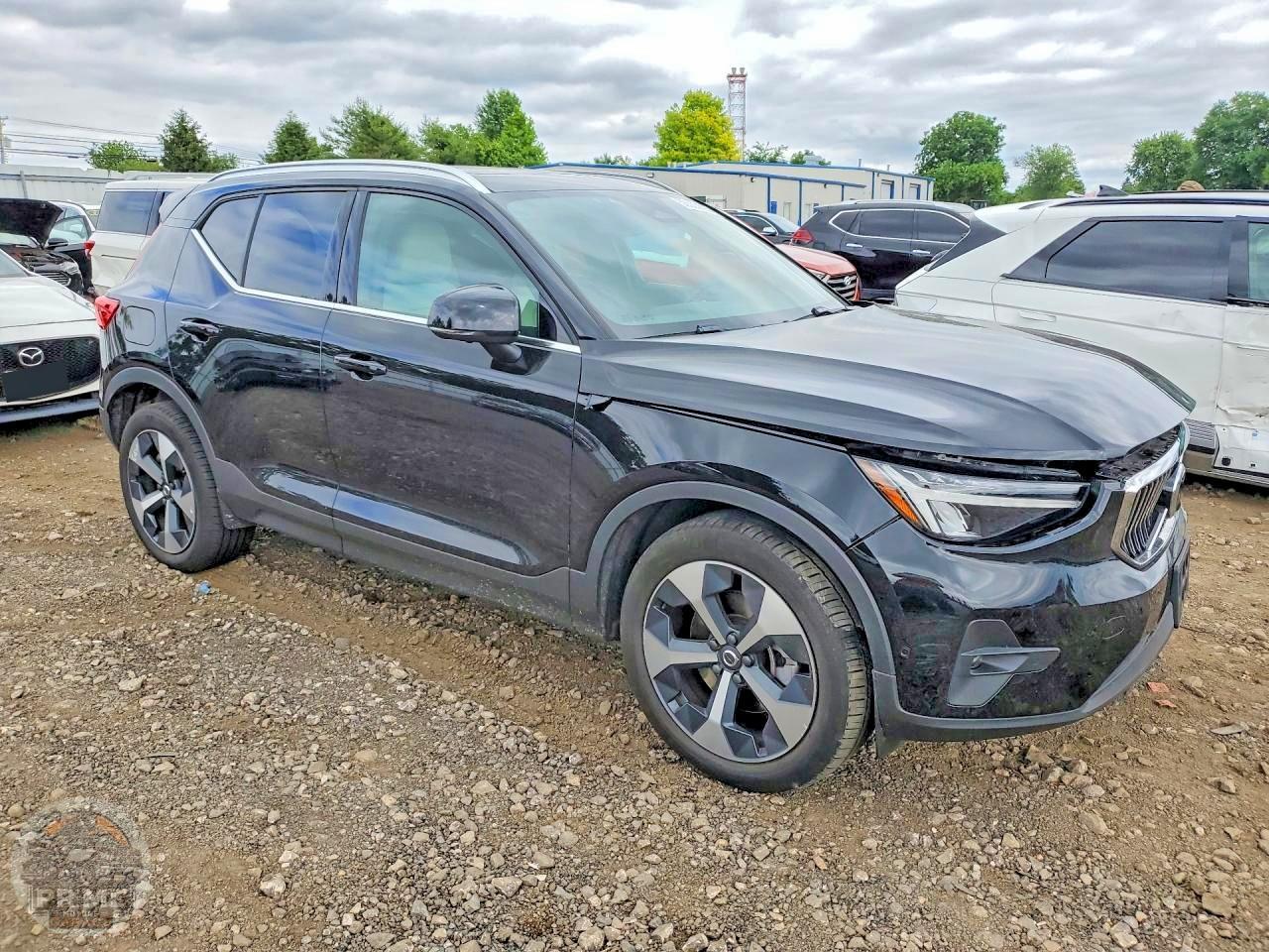 2023 VOLVO XC40 — фото 4