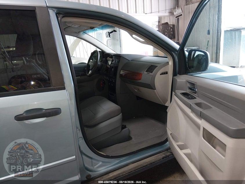 2008 CHRYSLER TOWN & COUNTRY LX — фото 5