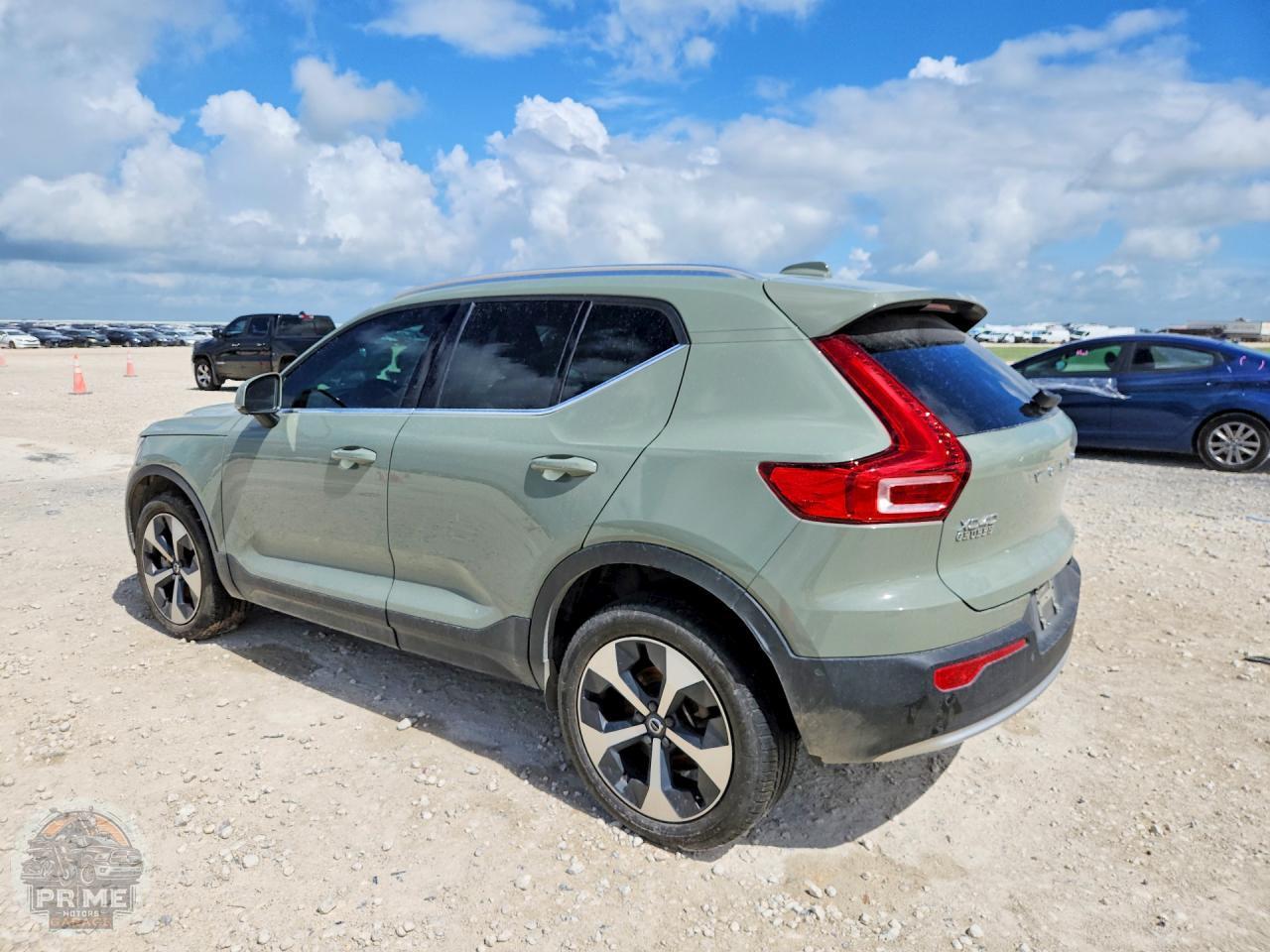 2025 VOLVO XC40 — фото 2