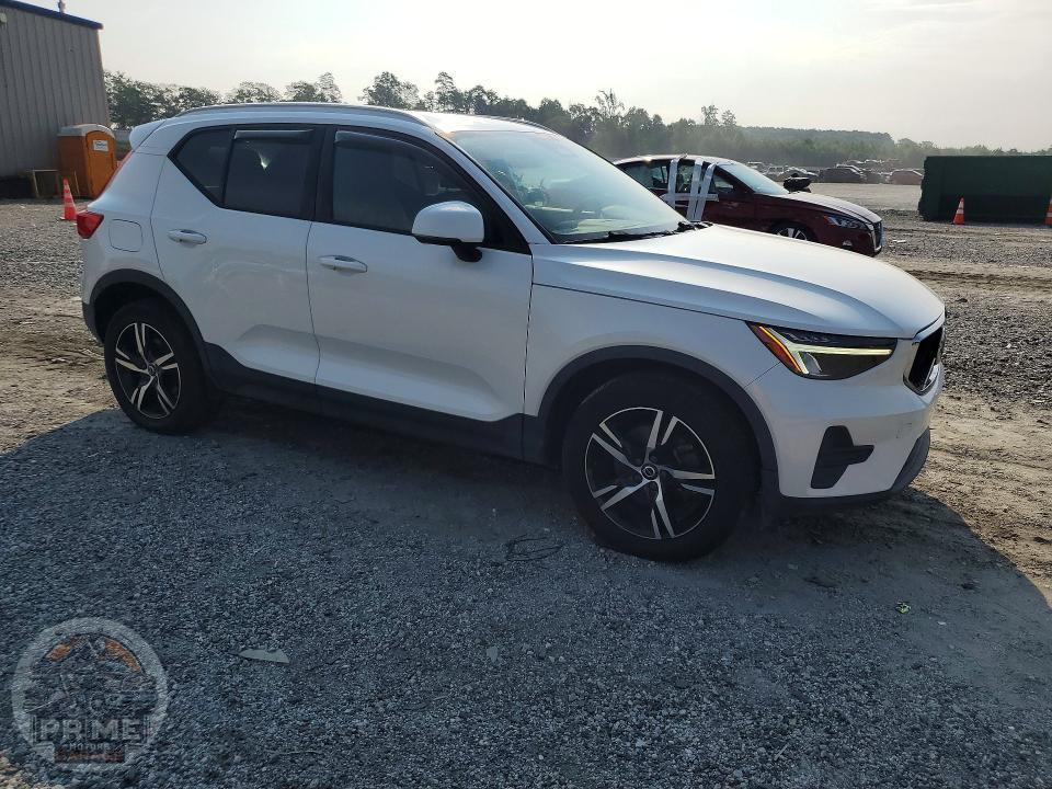 2023 VOLVO XC40 — фото 4