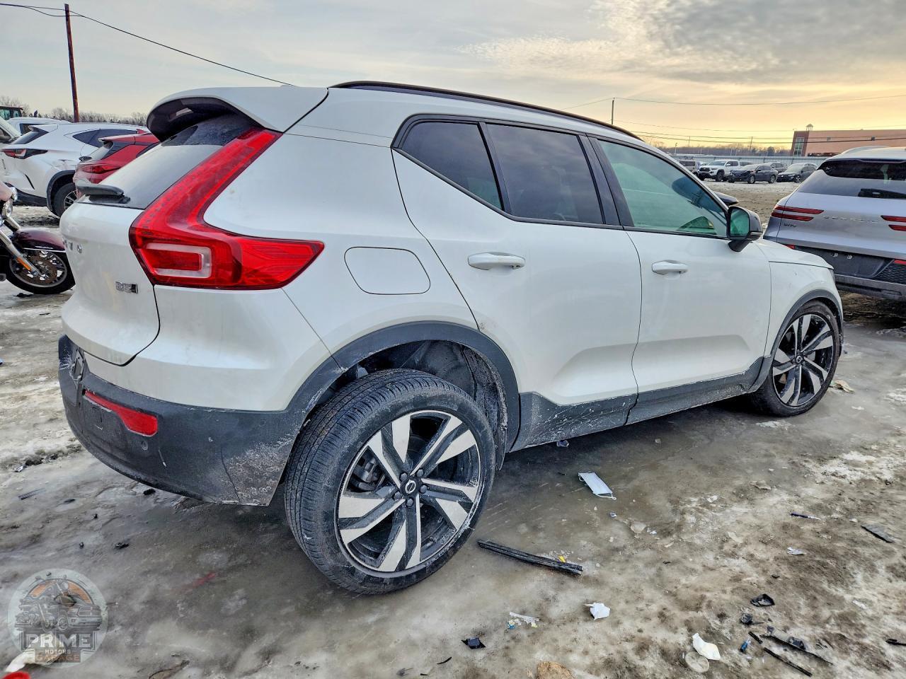 2025 VOLVO XC40 — фото 5