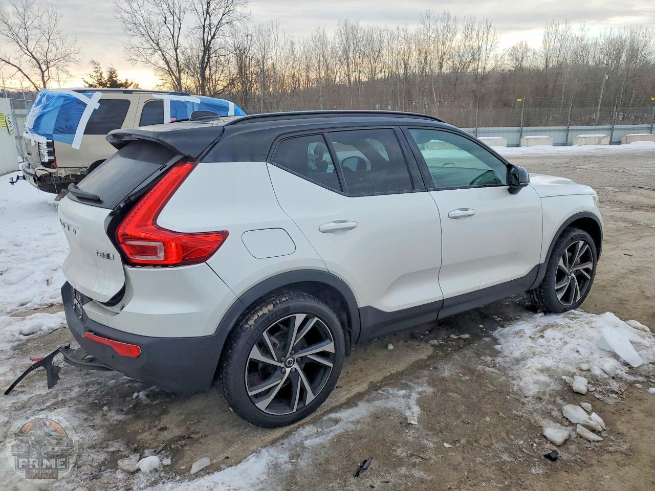 2020 VOLVO XC40 — фото 3