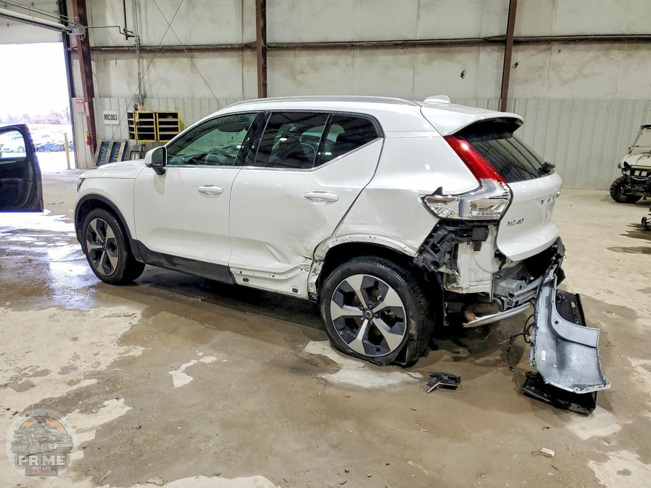 2025 VOLVO XC40 — фото 2