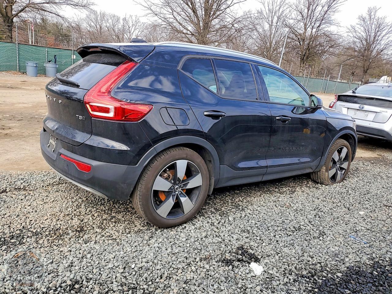 2020 VOLVO XC40 — фото 3