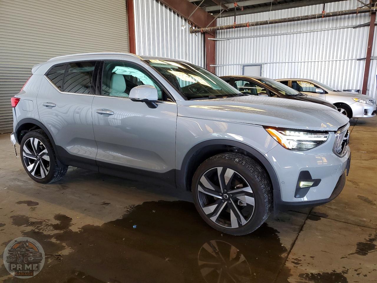 2025 VOLVO XC40 — фото 4