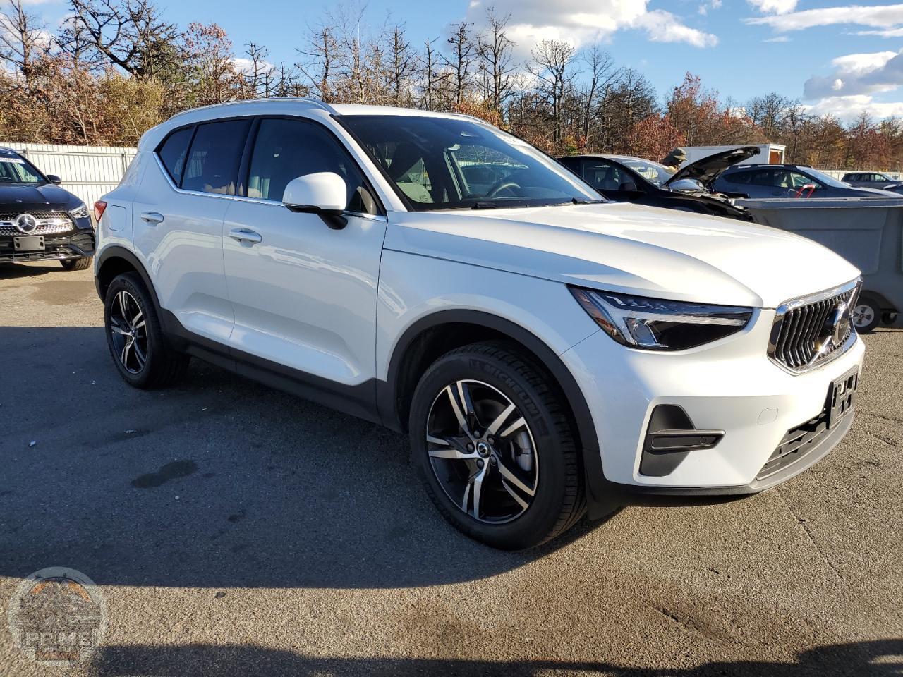 2025 VOLVO XC40 — фото 3