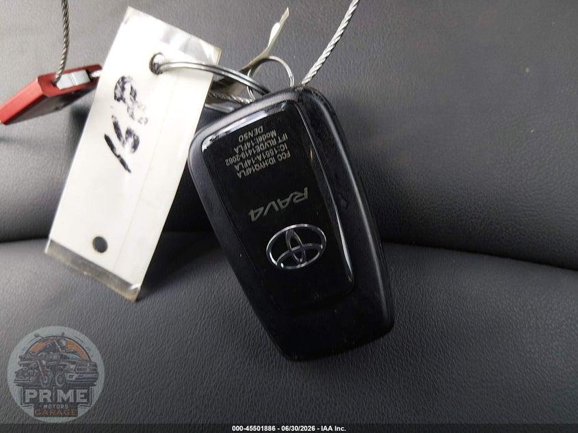 2025 TOYOTA RAV4 XLE PREMIUM — фото 11