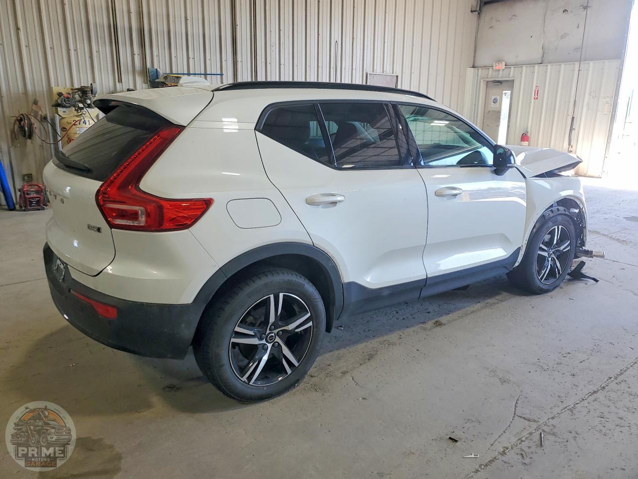 2023 VOLVO XC40 — фото 3