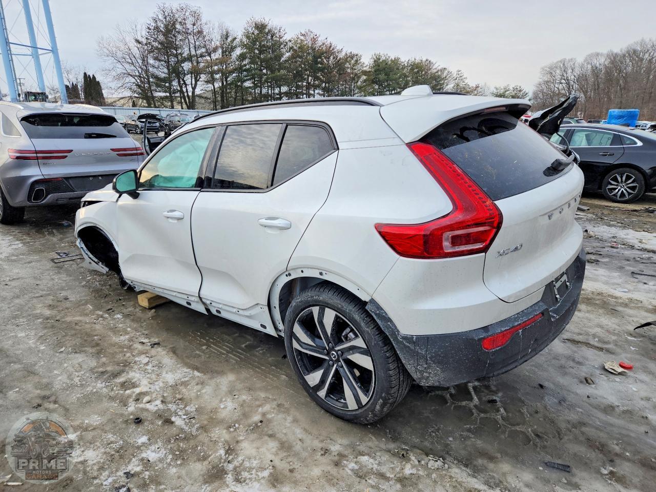 2025 VOLVO XC40 — фото 3