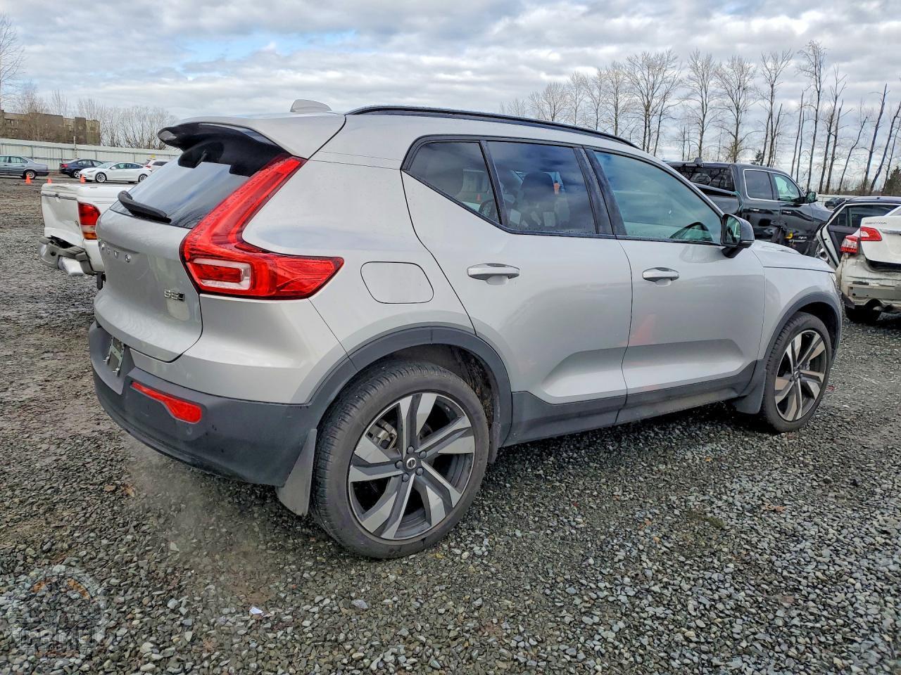 2023 VOLVO XC40 — фото 3