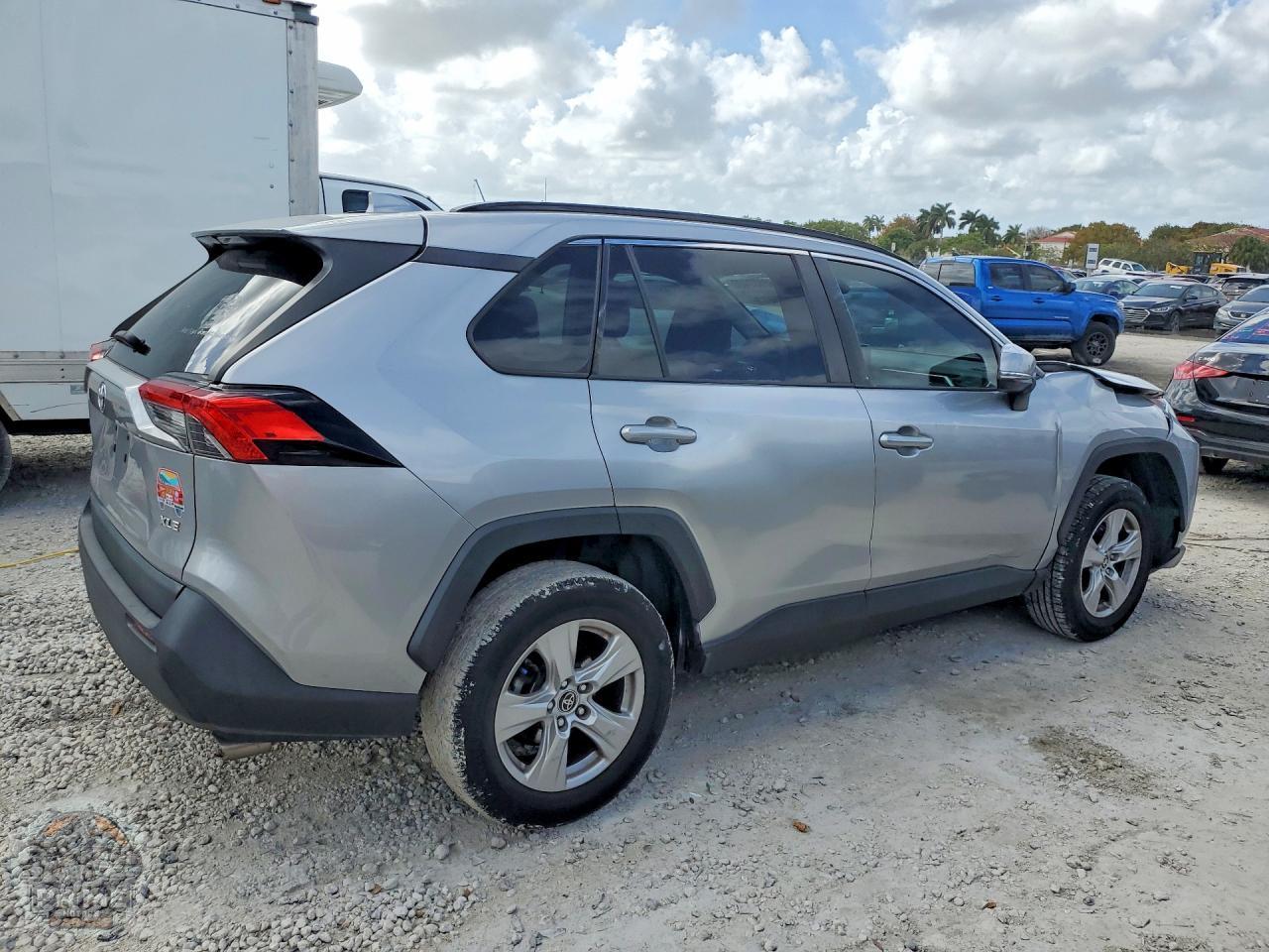 2021 TOYOTA RAV4 — фото 3