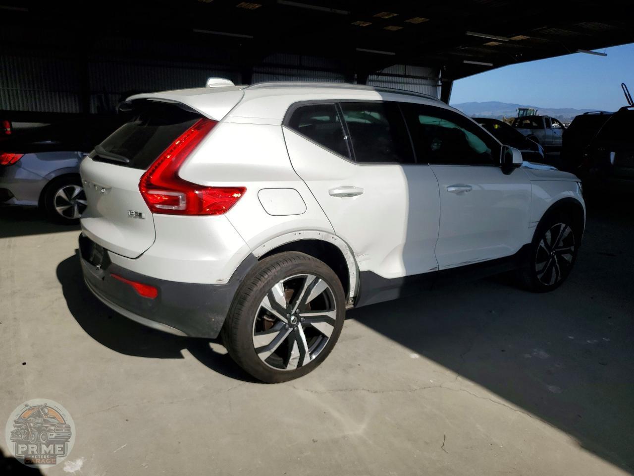2023 VOLVO XC40 — фото 3