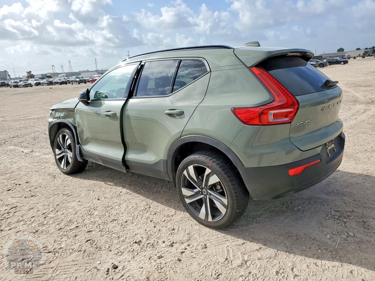 2023 VOLVO XC40 — фото 2