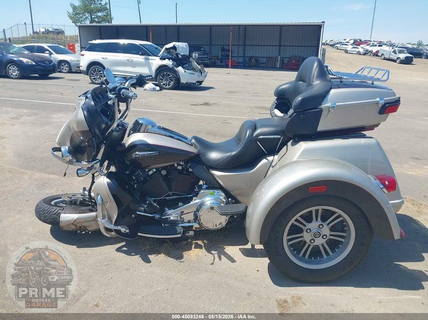 2018 HARLEY-DAVIDSON FLHTCUTG (TRI GLIDE ULTRA CLASSIC) TRI GLIDE ULTRA — фото 12