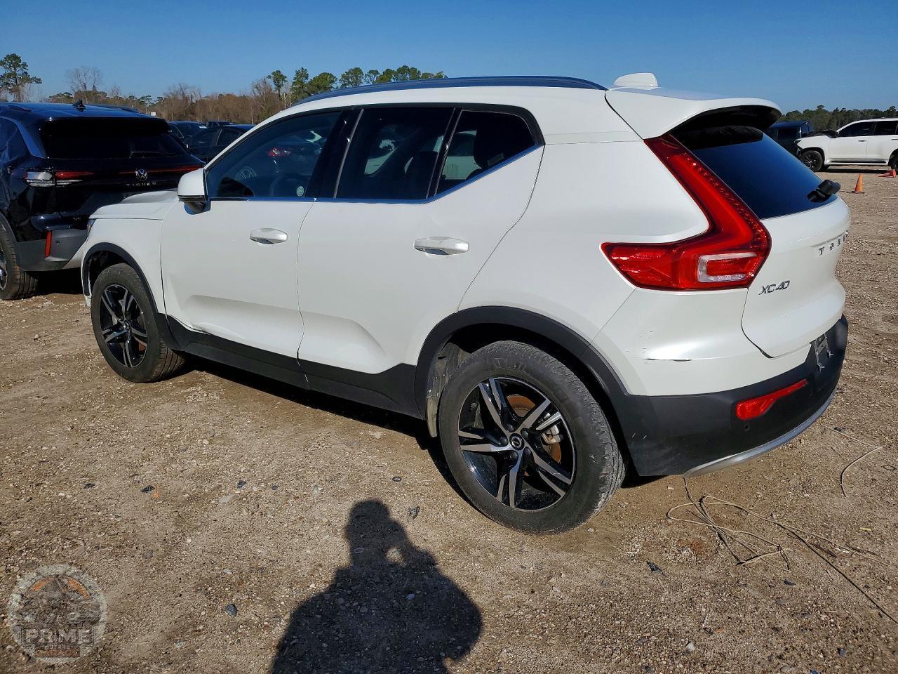 2025 VOLVO XC40 — фото 3