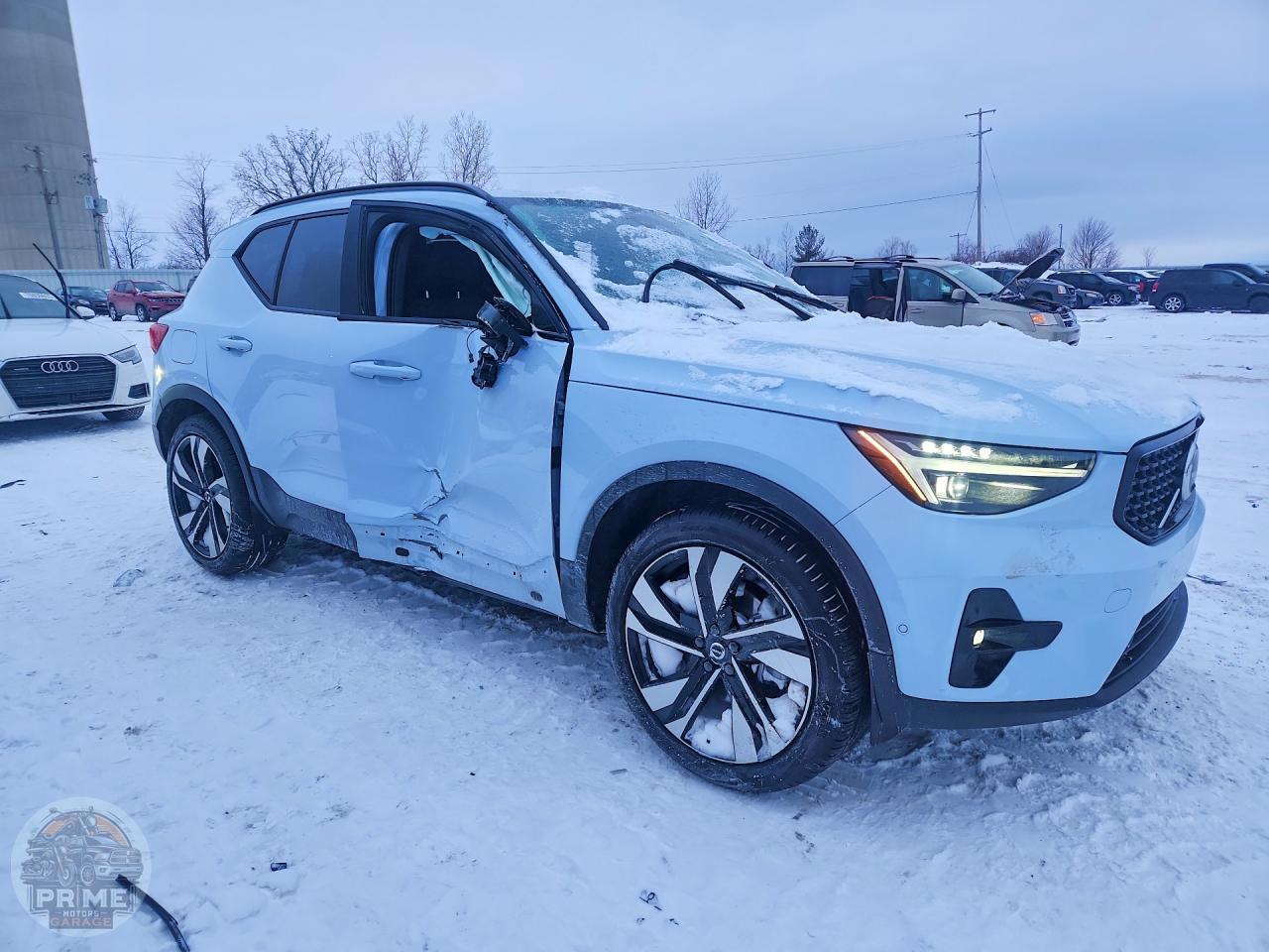 2025 VOLVO XC40 — фото 4