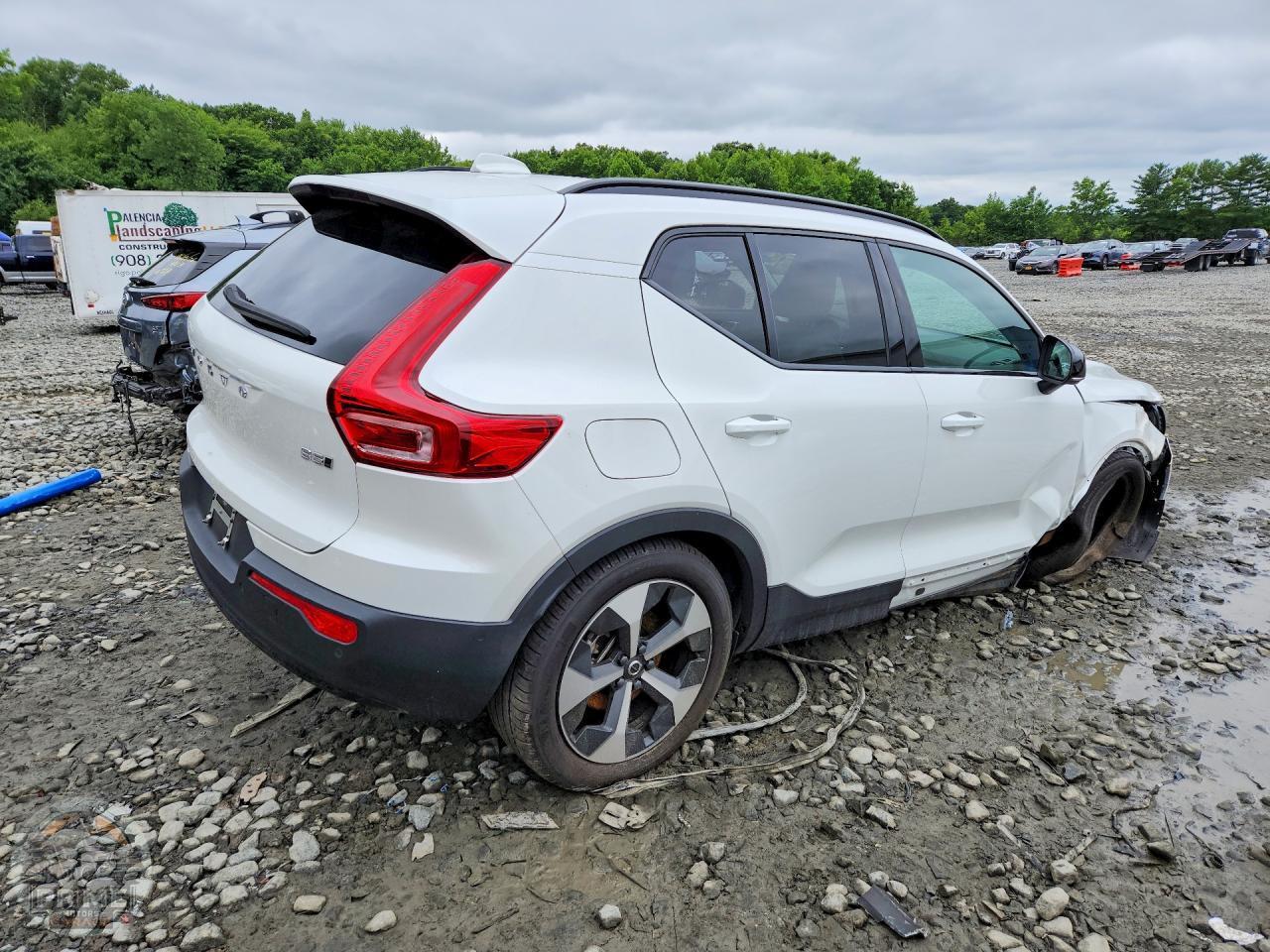 2025 VOLVO XC40 — фото 3