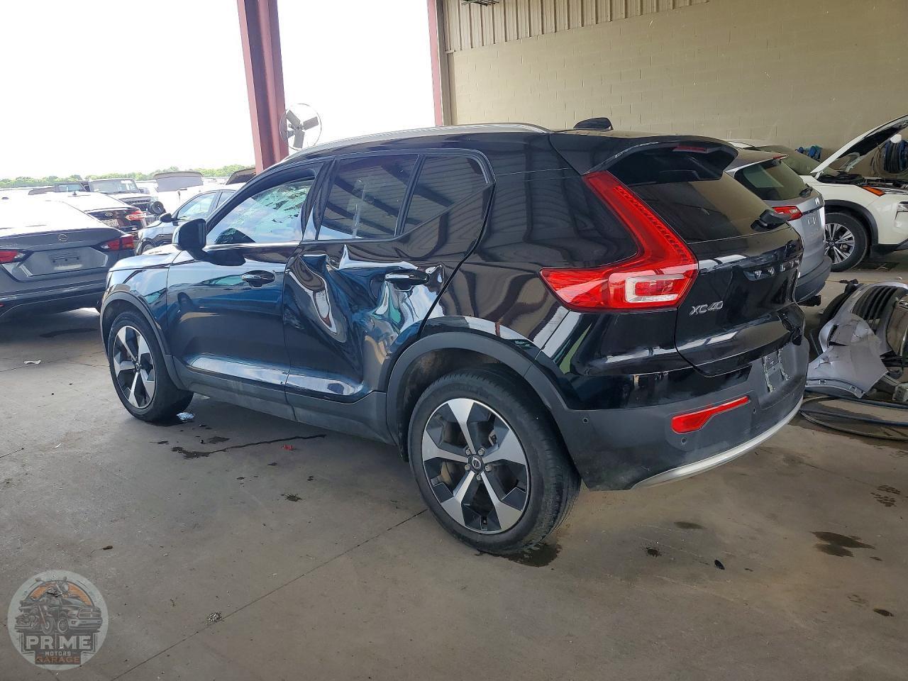 2025 VOLVO XC40 — фото 2